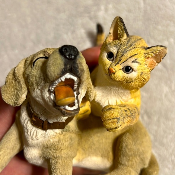 Puppy and Kitten are playing together figurine . Love and Friendship. Polyresin - Picture 2 of 10